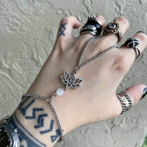 Hand piece lotus flower om sign quartz bracelet - Picture 14 of 15